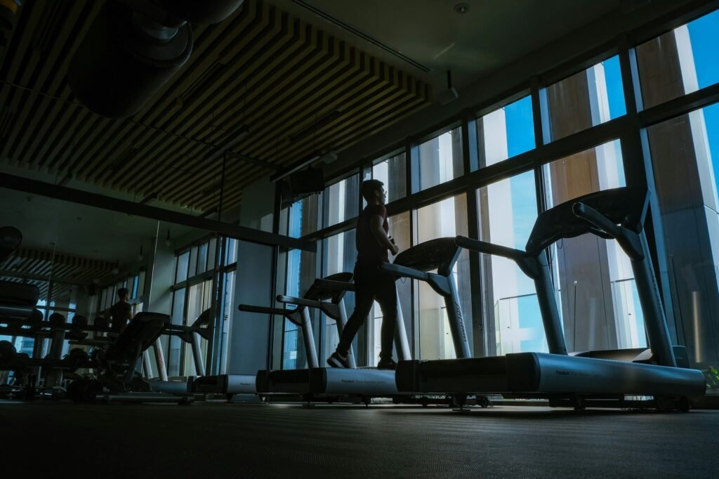 vyras eina ant begimo takelio atlieka cardio treniruote 