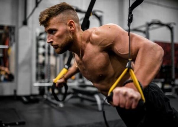 Asmeninis treneris Jonas atlieka cardio treniruotę, apie mus